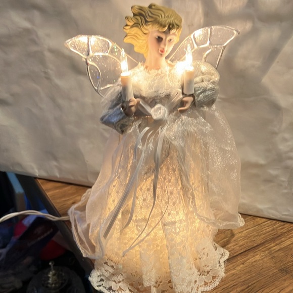 New, but no box. Lovely 10” angel tree topper which lights up n blinks. Perfect - Picture 7 of 9